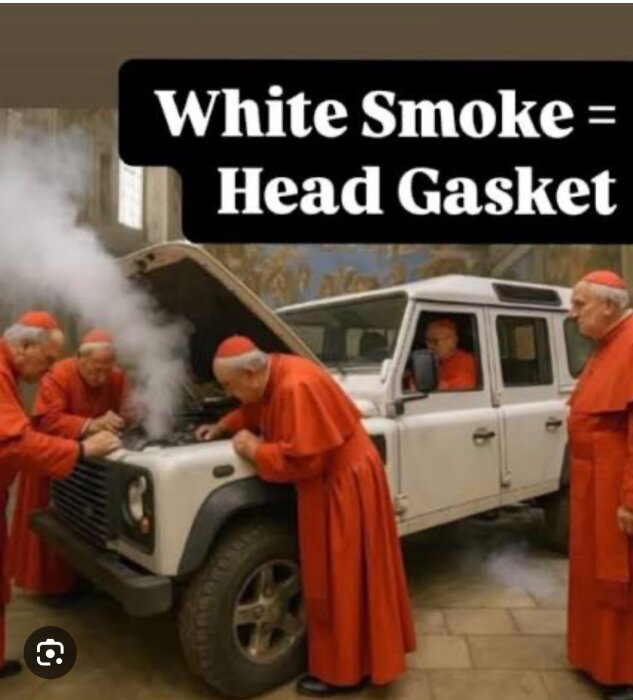 Fyra personer i röda kläder undersöker en vit bil med öppen huv och rök som kommer från motorn. Text: "White Smoke = Head Gasket".