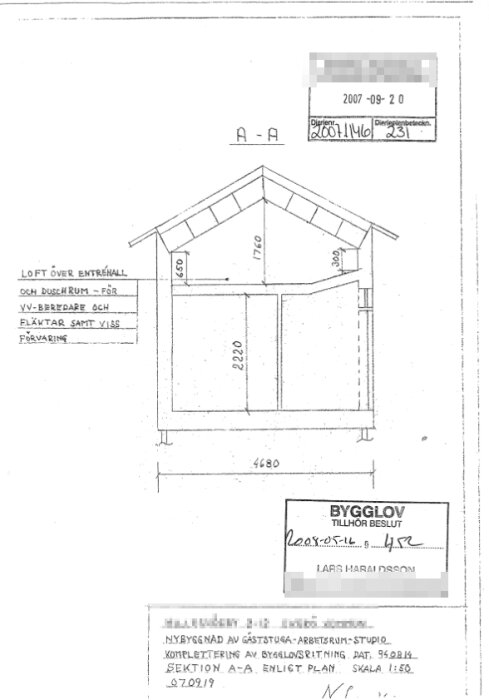 Ritning av sektion A-A för nybyggnad av gäststuga, arbetsrum, studio med markeringar för loft, duschrum och förvaringsutrymmen.