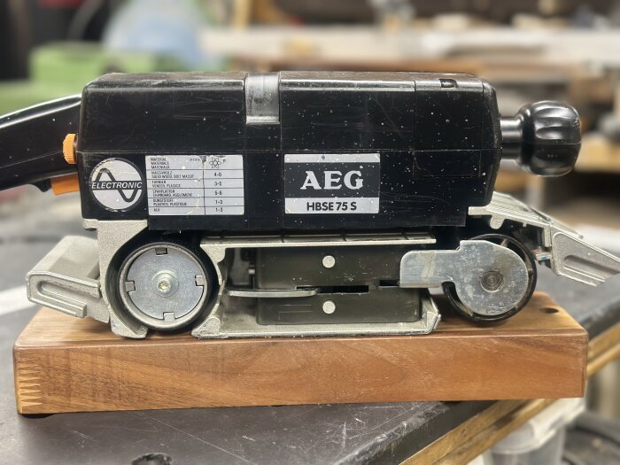 AEG HBSE 75 S bandslipmaskin på träbord, renoverad med justerad slipram och smorda leder, del av diskussionstråd om renovering och underhåll.