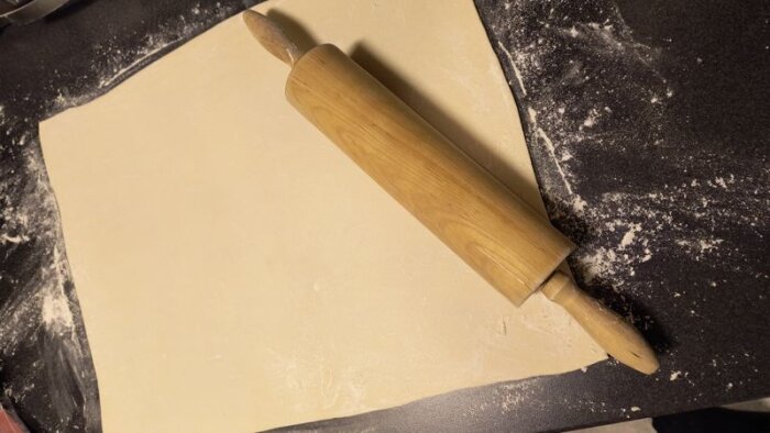 Kavlad deg med kavel på ett mjölat bord, för att göra pizzabullar.