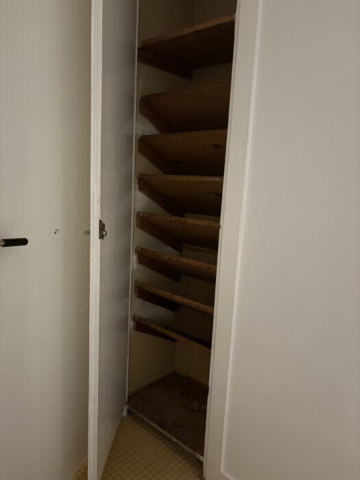Tomt skafferi med borttagna hyllor, redo för spackling och målning.