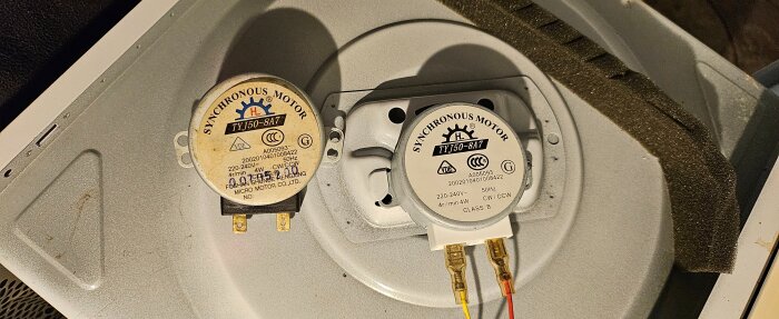 Mikrovågsugn med två synkrona motorer, en gammal och en ny, monterade på en roterande plattform inuti ugnen.