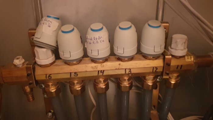 Rörsystem med fem ventilatorer i en fördelningscentral, märkta med nummer 11 till 16. Problematik med reservdelar och manual.