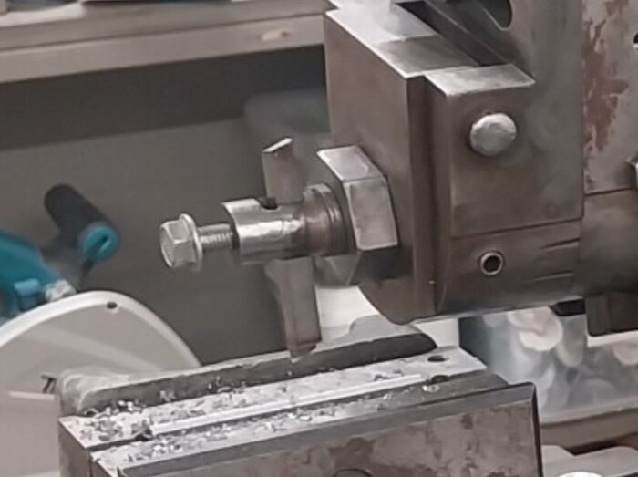 Metallkonstruktion med förbättrad hållare för stål, inspirerad av kipphyvlar, möjliggör större dimensioner upp till 12 x 24 mm.