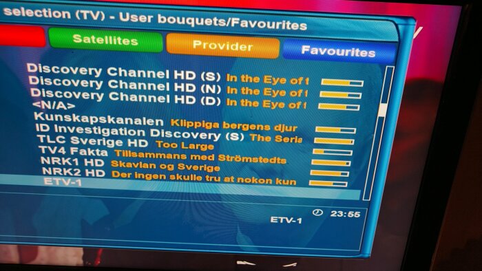 TV-skärm med kanalguide visar favoriter som Discovery Channel, Kunskapskanalen, NRK1 HD och fler, med tidsangivelse 23:55.