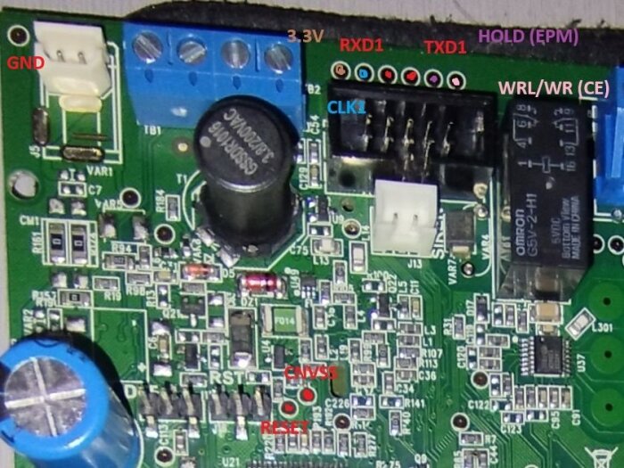 Kretskort med tydligt markerade anslutningar för GND, 3.3V, RXD1, TXD1, och andra komponenter, inklusive ett omron-relä.
