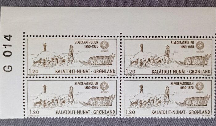 Fyra frimärken från Grönland med motiv av slädhundar och människor, texten "Slædepatruljen 1950-1975" och "Kalåtdlit-Nunât Grønlând".