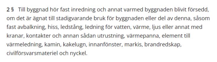 2 § juridisk text som beskriver fast inredning och utrustning som hör till byggnad, inklusive avbalkning, ledningar, värme, el och andra installationer.