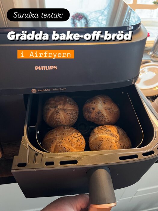 Fyra gräddade frallor med vallmofrön i en Philips airfryer.