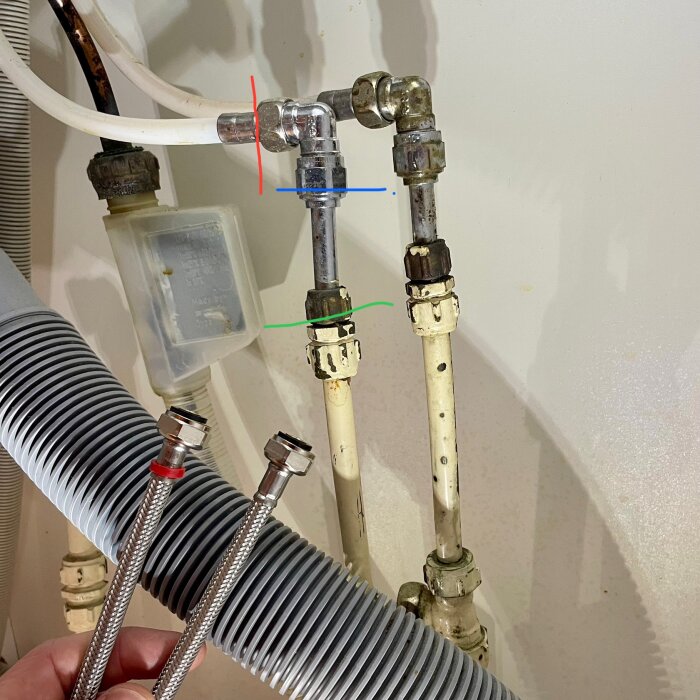 Anslutningar under diskbänk för ny blandare med Hansgrohe-anslutningar, gamla rörkopplingar och diskmaskinsanslutning visas i detalj.