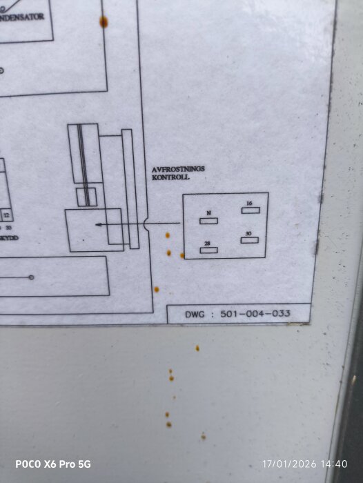 Ritning med texten "Avfrostningskontroll" och några rektanglar. Stänk av gul fläck på pappret. "DWG: 501-004-033" syns nederst.