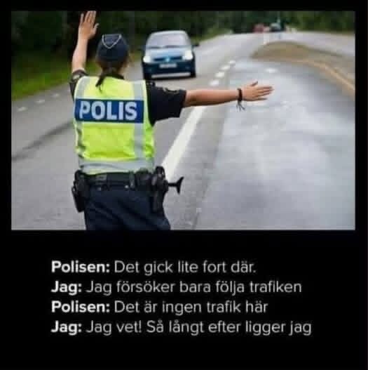 En polis vinkar för att stoppa en bil på en landsväg. Text under bilden är en humoristisk dialog mellan polisen och föraren om att köra för fort.
