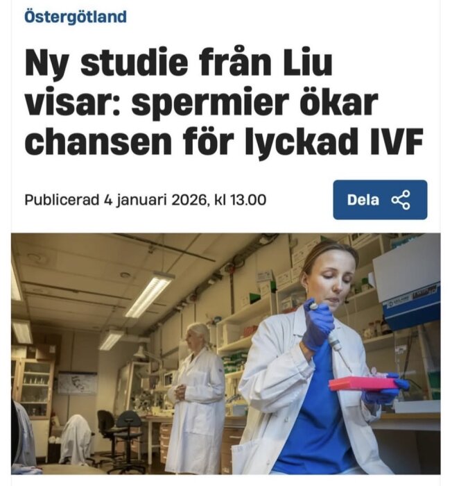 Forskare i laboratorium utför experiment med pipett; laboratorieutrustning synlig i bakgrunden.
