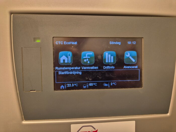 CTC EcoHeat värmepumpens display visar menyer för rumstemperatur, varmvatten, driftinfo och avancerat, samt temperaturer och startfördröjning.