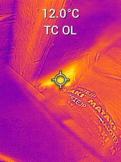 Värmekamera visar ett ventilationsrör på vinden med värmeläckage markerat. Temperatur visas som 12,0°C.