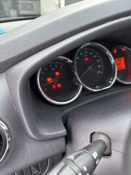 Instrumentbräda på Dacia Sandero Stepway med lysande varningslampor för broms, ABS och ESP.