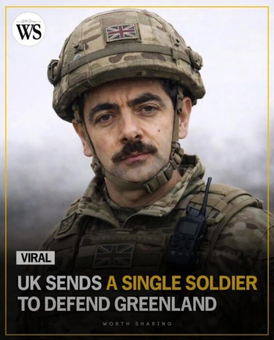 En soldat i brittisk militäruniform med en hjälm och radio, mot en suddig bakgrund, med text om försvar av Grönland.