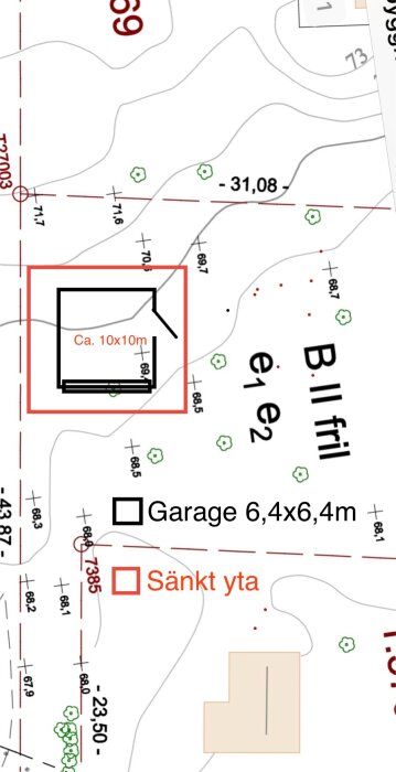 Kartskiss över plats för garagebygge, område 10x10 m markerat, planerat garage 6,4x6,4 m. Visar höjdkurvor och planerad nedsänkt yta.