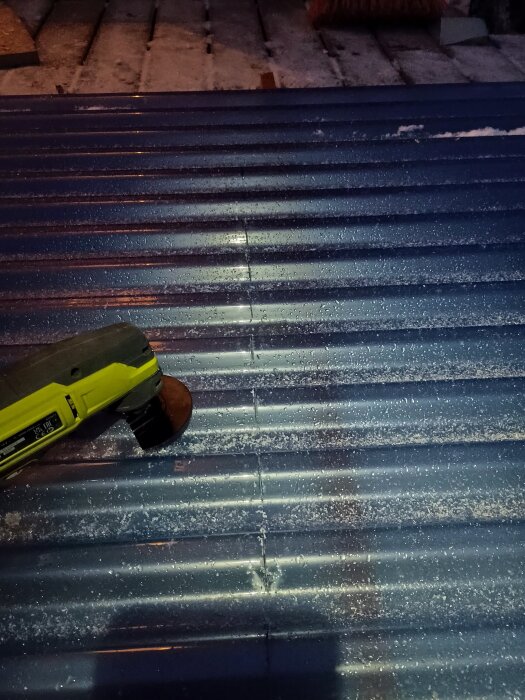 Vinkelslip används på vått TP20 plasttak i lager.