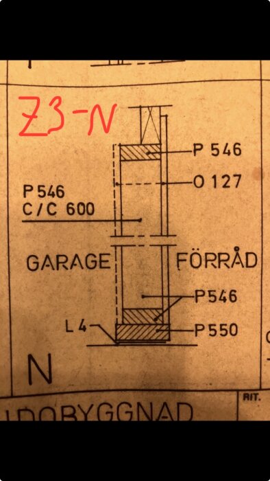 Ritning som visar innerväggen Z3-N mellan garage och förråd, markerad med ett rött streck, med specifikationer och mått.