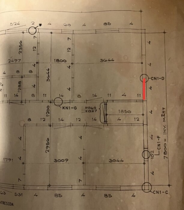 Arkitektritning med markerad röd linje mellan garage och förråd, indikerar dörrplacering; innervägg ska rivas, kräver konstruktörsbedömning.