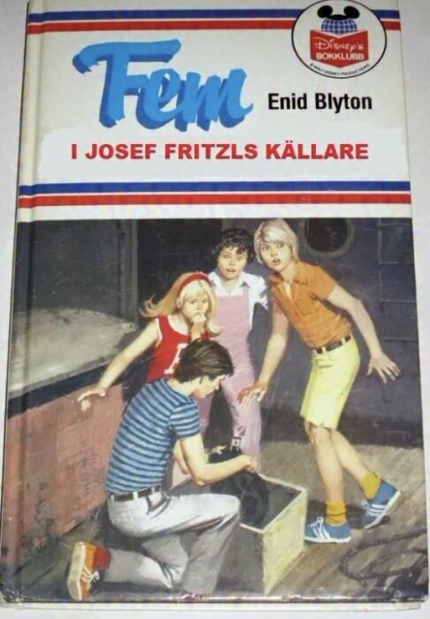Fyra barn tittar förvånat ner i en öppen lucka i ett golv, bokomslag med texten "Fem i Josef Fritzls källare" syns.
