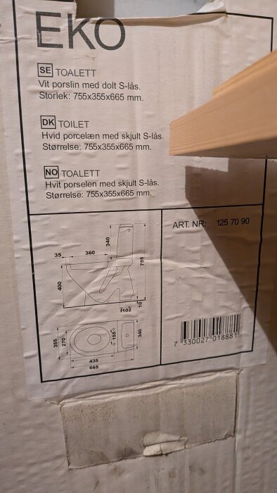 Förpackning för en vit porslinstoalett med dolt S-lås, storlek 755x355x665 mm, av märket EKO med ritningar och artikelnr 125 70 90.