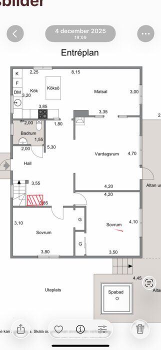 Planskiss över entréplan med markerad yta för trapphål i rött, visar rum som kök, vardagsrum och sovrum.
