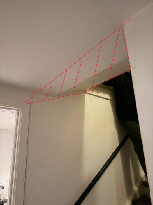 Trappa som vänder vid en vägg med röd markerad linje där trapphålet planeras att tas upp i det 300-350mm tjocka betongbjälklaget.