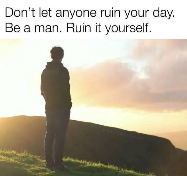 Silhuett av en person på en kulle vid solnedgången, med texten: "Don’t let anyone ruin your day. Be a man. Ruin it yourself.
