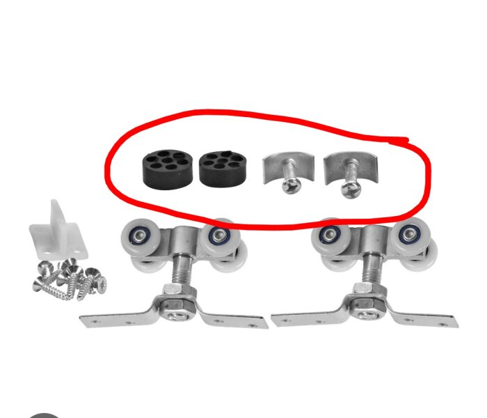 Inringade byggdetaljer; två svarta gummidelar, två metallskruvar och fästen. Bakgrund med hjul och skruvtillbehör.