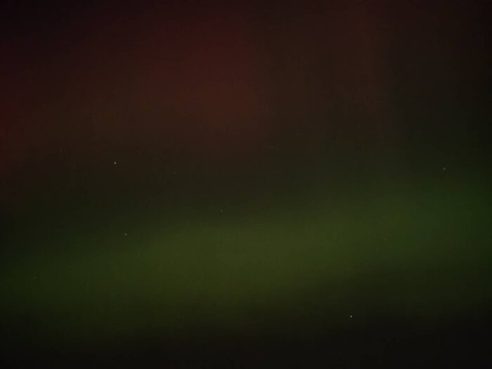 Norrsken över Bohuslän med gröna och röda toner på natthimlen.