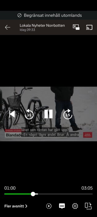 TV-nyhetssegment med text: "Dyrare studielån" och "Lokala Nyheter Norrbotten". En person står bredvid snötäckta cyklar.