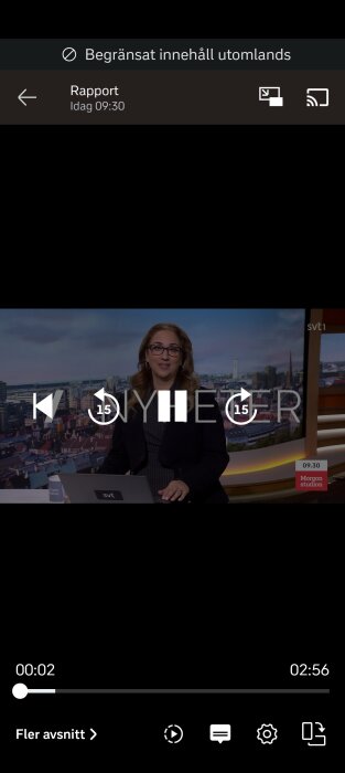 Nyhetsprogram från SVT visas på en skärm med presentatör i en studio. En spelarkontroll syns över bilden med begränsat innehåll utomlands.
