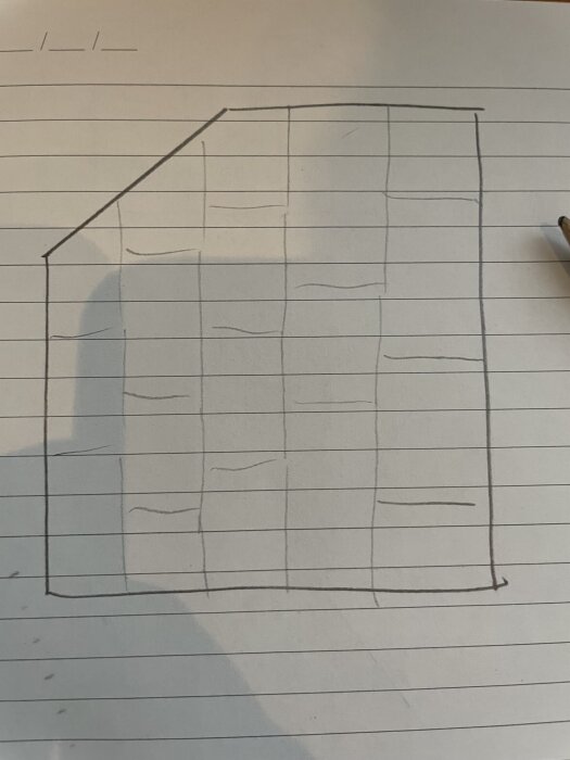 Skiss av ett rum med vinklad vägg, markerat golv med 30x60 plattor i halvförband.