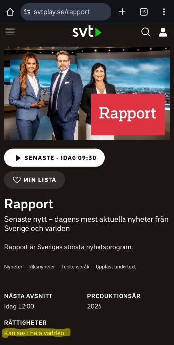 Tre programledare i nyhetsstudion för SVT:s Rapport med texten "Rapport – Kan ses i hela världen".