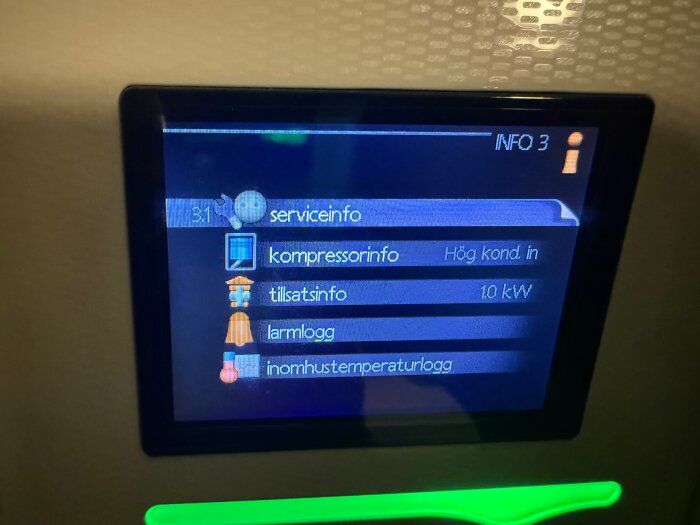 Skärm visar meny med serviceinfo och varningssymbol under "lyx"-läge. Text: "kompressorinfo", "tillsatsinfo", "larmlogg" och "inomhustemperaturlogg".