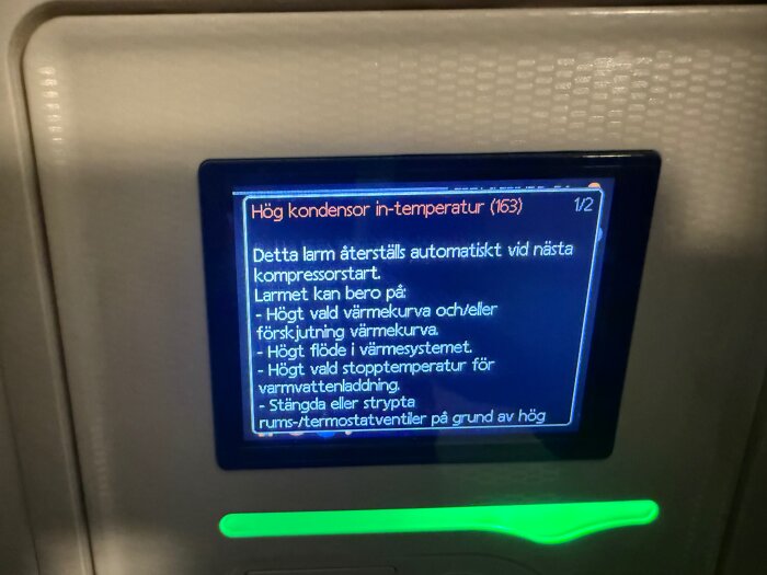 Skärm med larmmeddelande om hög kondensor in-temperatur på värmepump eller klimatanläggning, med potentiella orsaker listade.