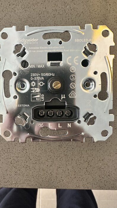 Schneider dimmer detaljvy med anslutningar och märkningar, avsedd för byte av trappbrytare.