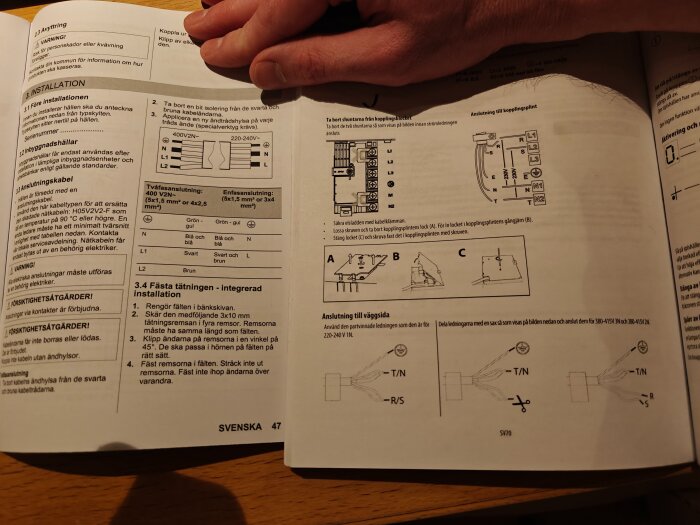 Installationsmanual med instruktioner och diagram för elektrisk anslutning, inklusive tvåfas- och enfasanslutning. En hand håller ner sidan.