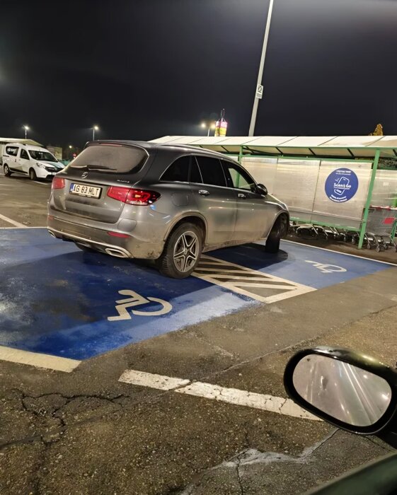 SUV felparkerad på handikapplats i en mörk parkeringsplats.