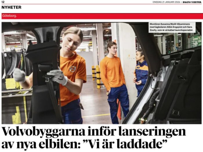 Tre personer i fabriksuniform arbetar på en elbil i en produktionslinje inför lanseringen av den nya modellen.