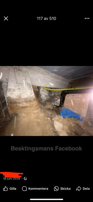 Bilden visar en betongplint i ett utrymme under ett hus med synlig jord och byggdetaljer, inklusive ett gult rör och en blå presenning.