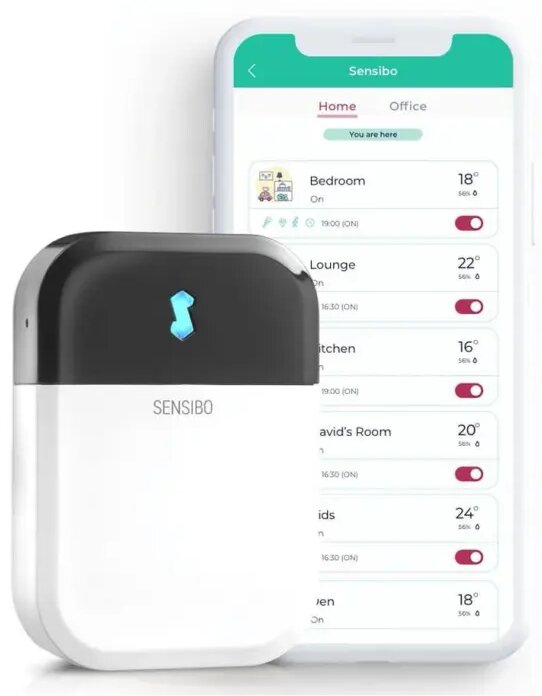 En Sensibo Sky-enhet framför en smartphone som visar en app för fjärrstyrning av luftkonditionering i olika rum.