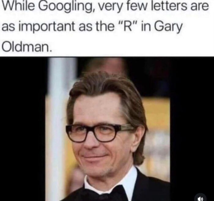 En person med glasögon och kostym framför en oskarp bakgrund, med text: "While Googling, very few letters are as important as the 'R' in Gary Oldman.