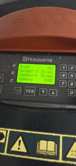 Husqvarna-kontrollpanel med inställningar: kraft 50%, hastighet V 30 cm/s, hastighet H 20 cm/s, spänning 18.0V.