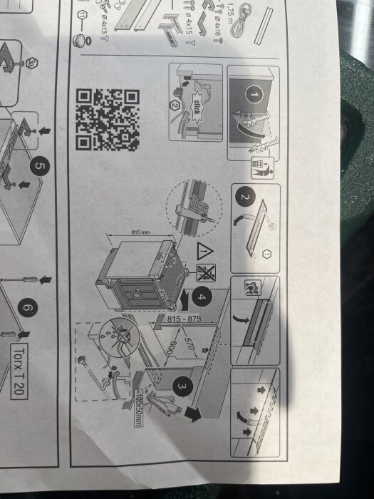 Instruktionsblad med illustrationer för montering av en köksenhet, inklusive mått, skruvdetaljer och ett QR-kod för mer information.
