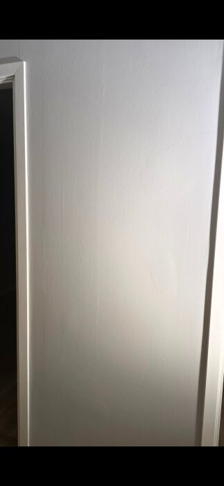 Vägg med spår av imma eller marmorering efter slipning och målning.