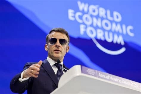 En person i kostym och solglasögon talar på World Economic Forum 2023.