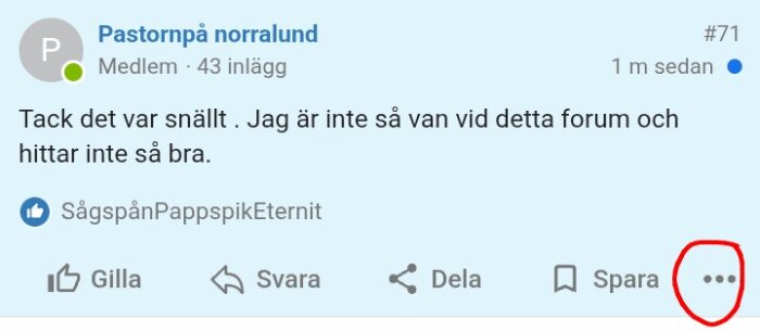 Forumdiskussion med svarsalternativ och meny för att anmäla inlägg markerad med röd cirkel.